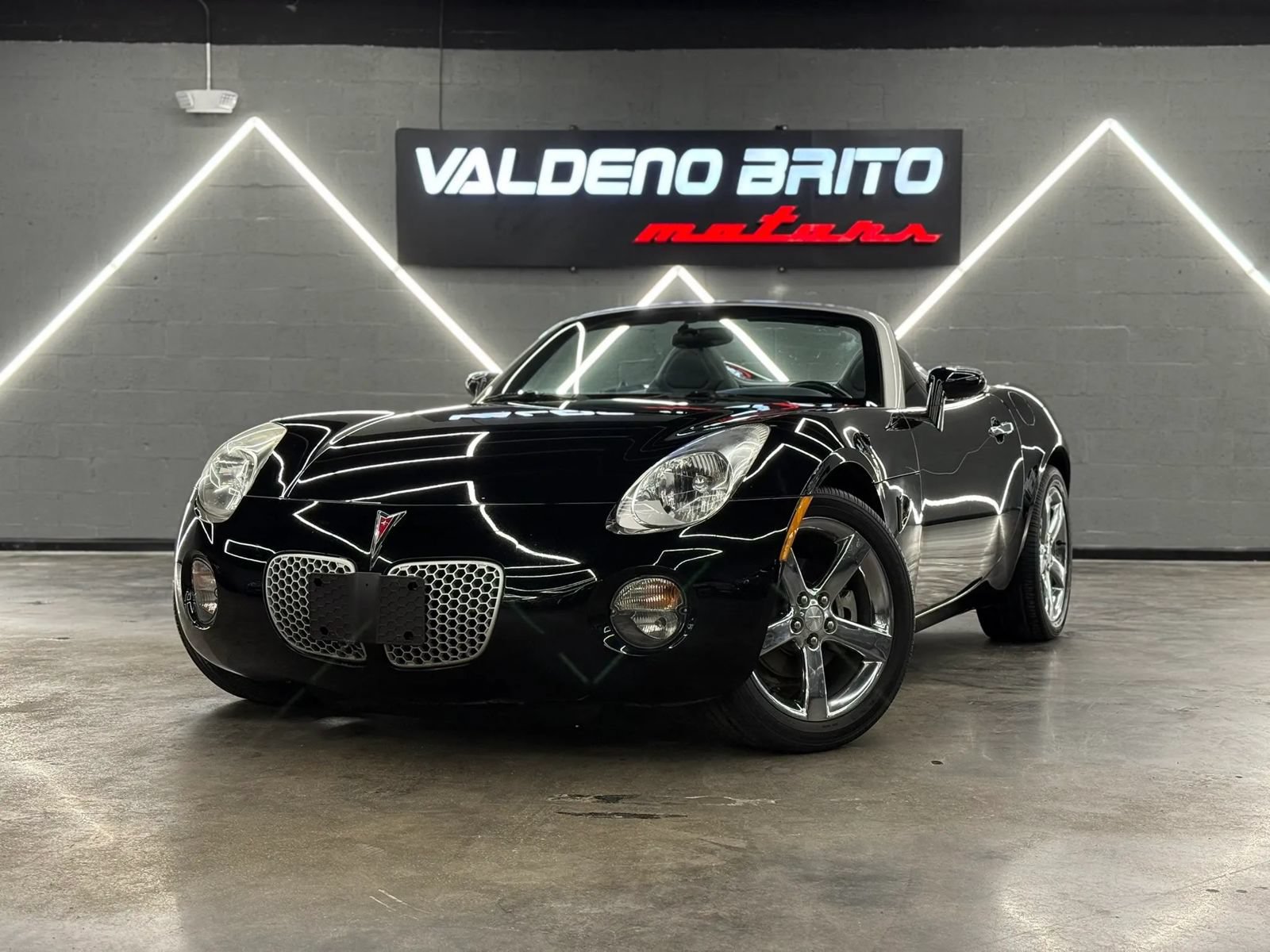 Used 2006 Pontiac Solstice Convertible w/ Premium Package RWD image 2