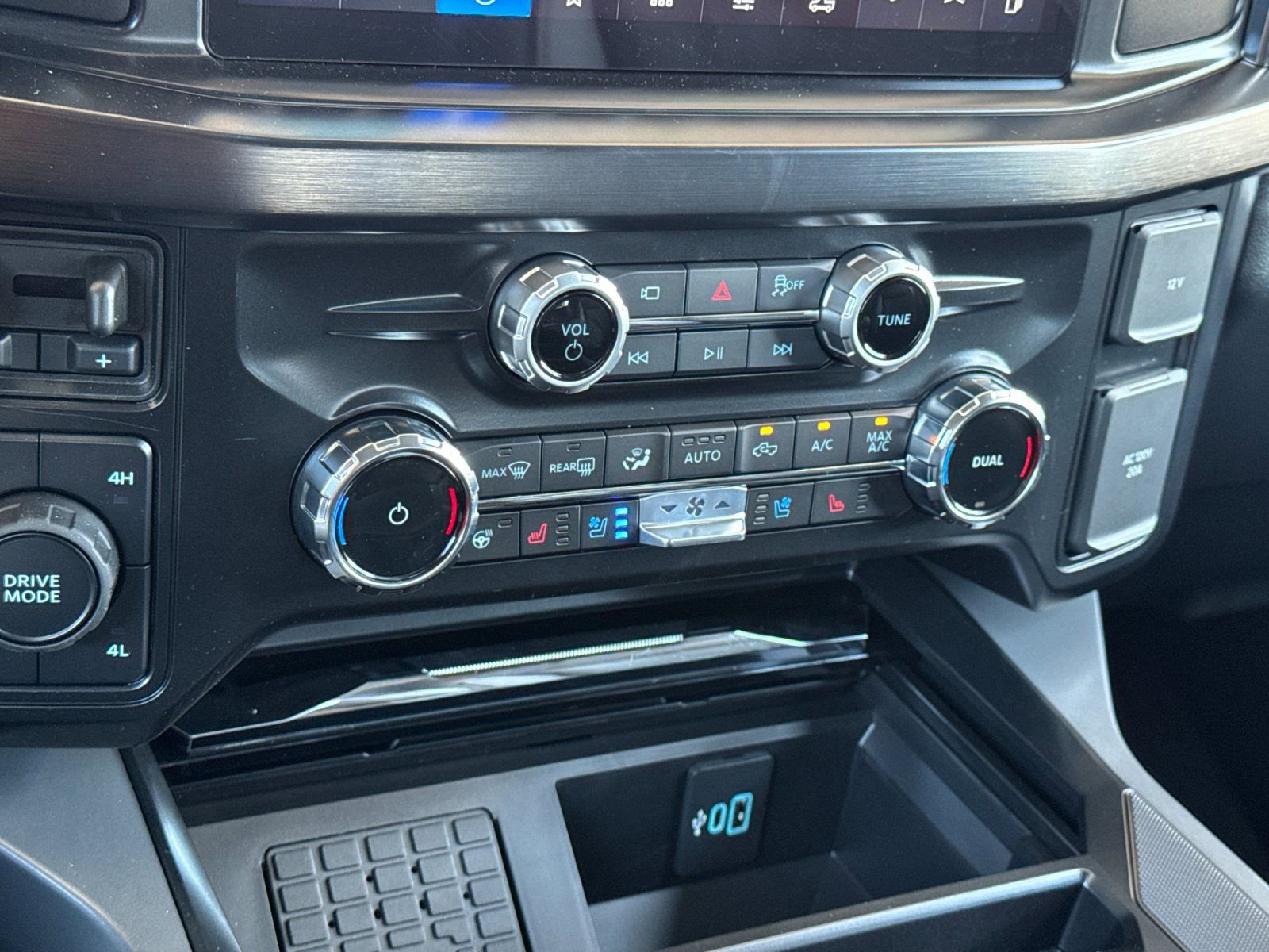 New 2026 Ford F250 Lariat w/ Black Appearance Package image 23