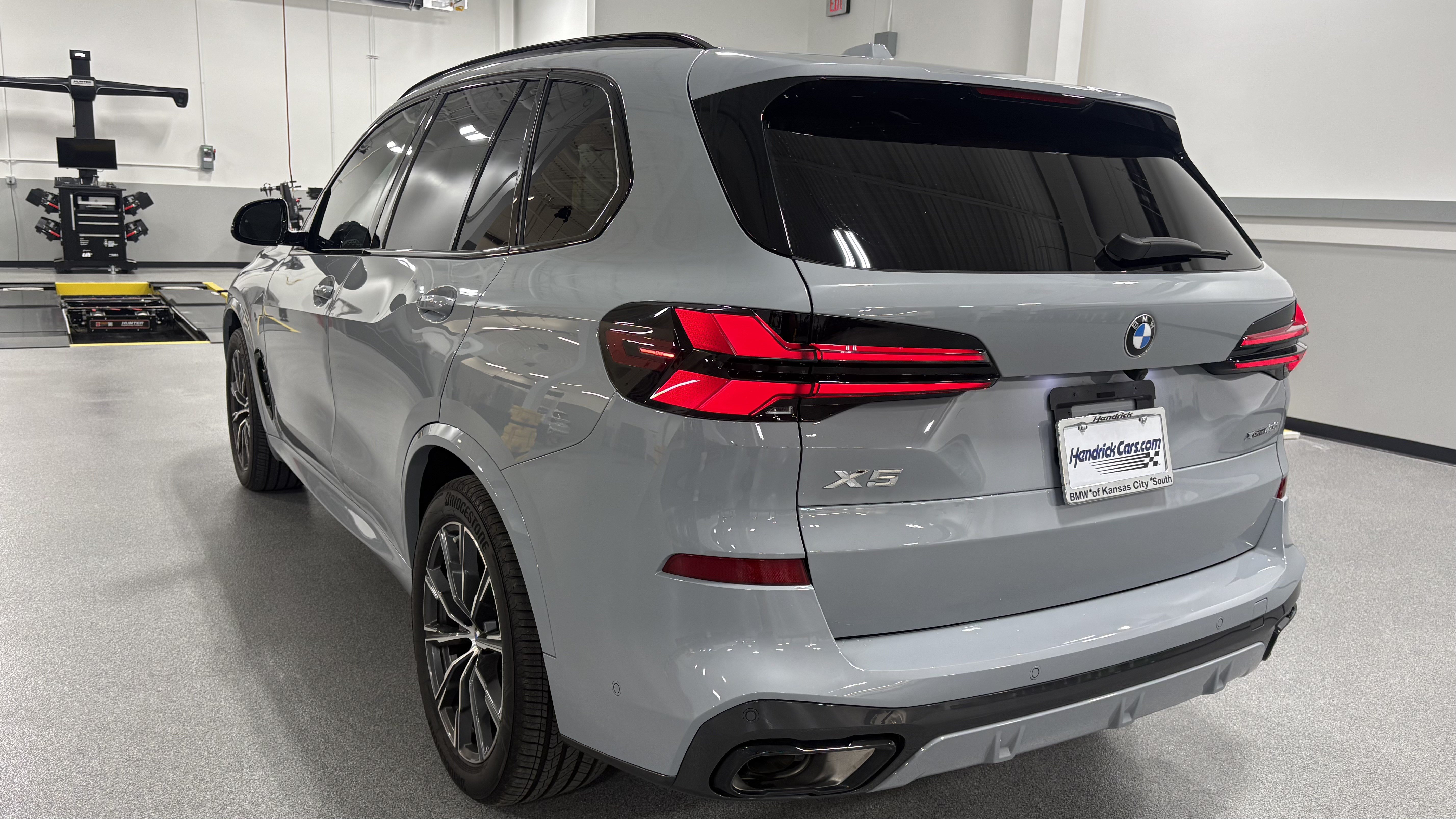 Certified 2025 BMW X5 xDrive40i w/ M Sport Package AWD/4WD image 8