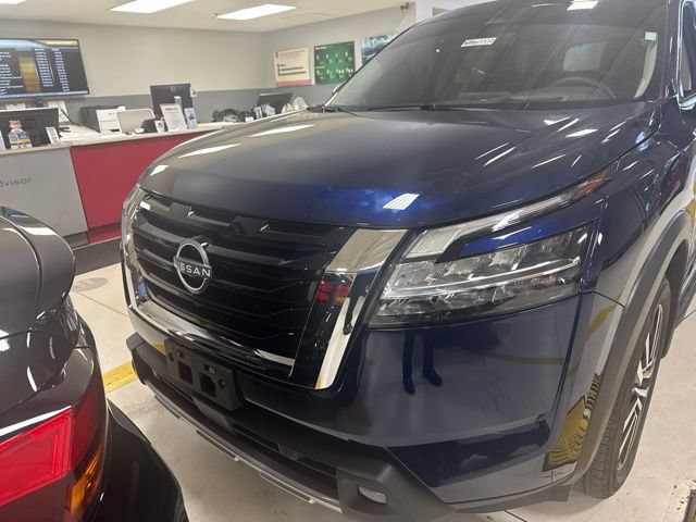Certified 2024 Nissan Pathfinder Platinum AWD/4WD image 2