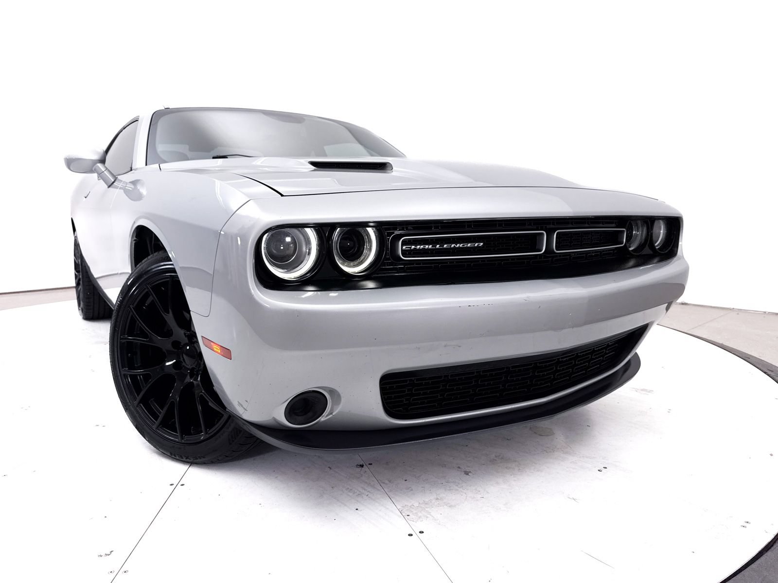 Used 2019 Dodge Challenger SXT RWD image 5