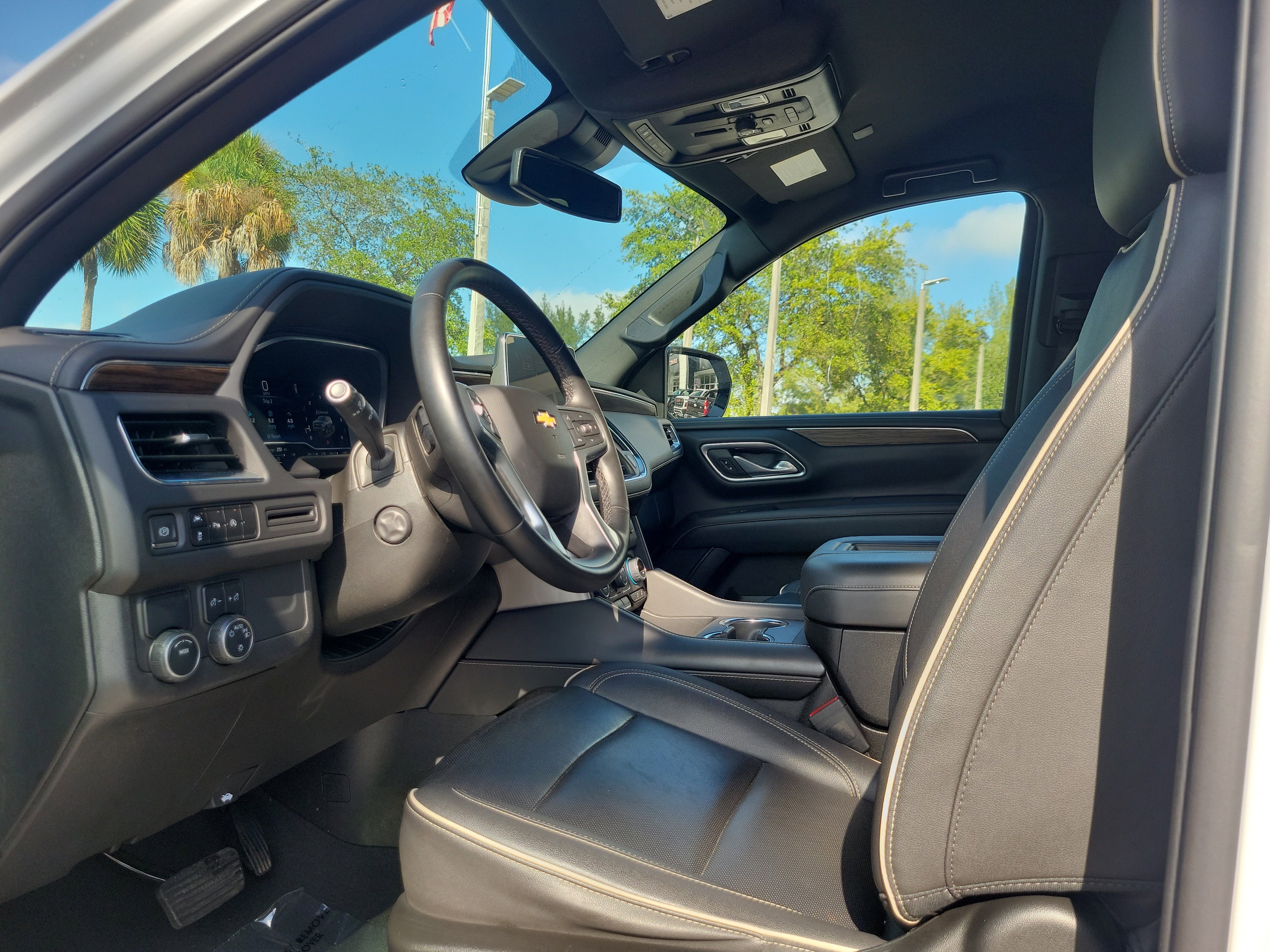 Used 2023 Chevrolet Suburban Premier image 9