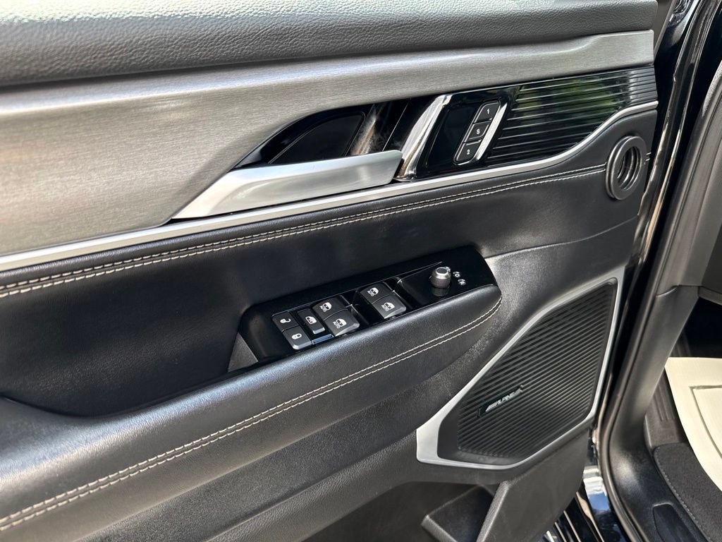 Used 2025 Jeep Wagoneer L Series II AWD/4WD image 19