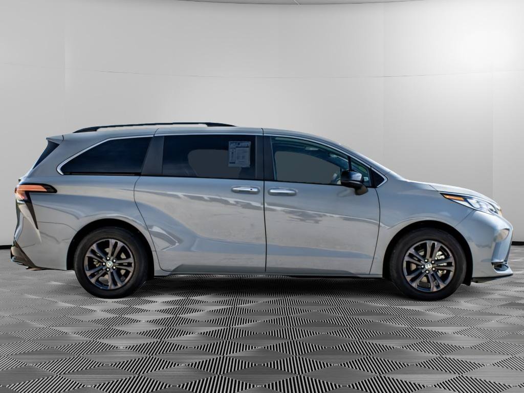 Used 2024 Toyota Sienna XSE w/ XSE Plus Package AWD/4WD image 2