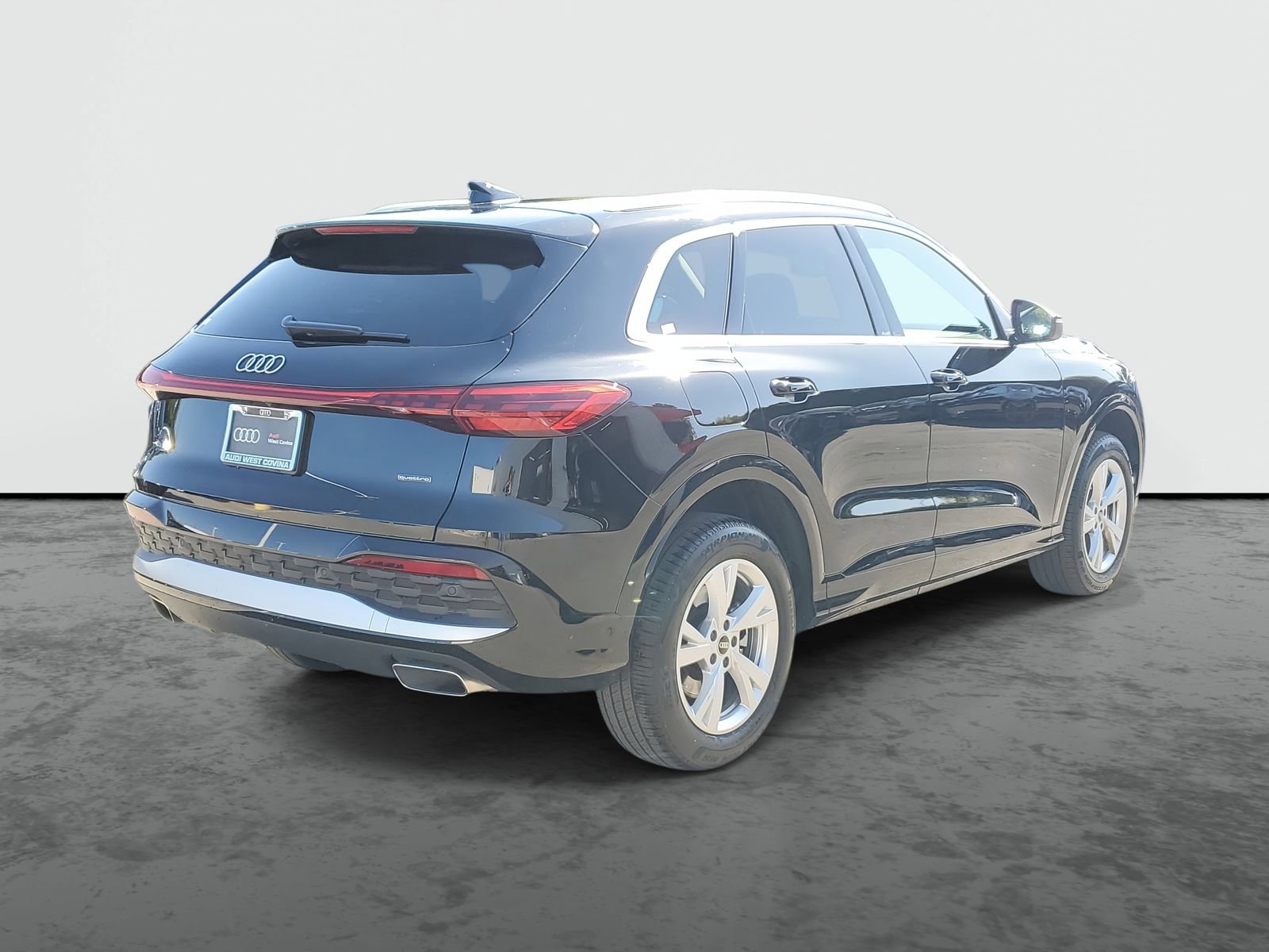 Used 2025 Audi Q5 Premium w/ Convenience Package image 3