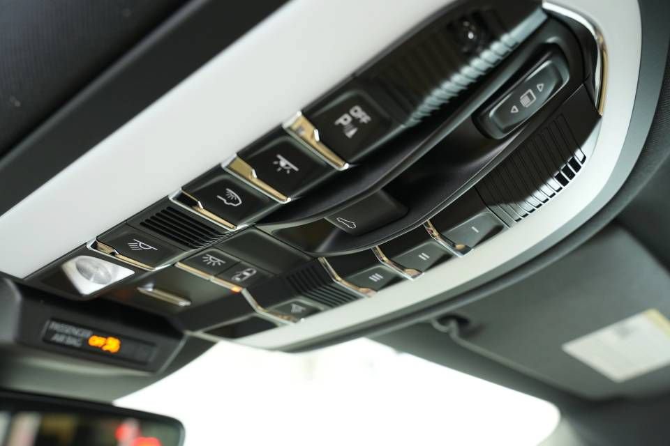 Certified 2025 Porsche Macan AWD/4WD image 36