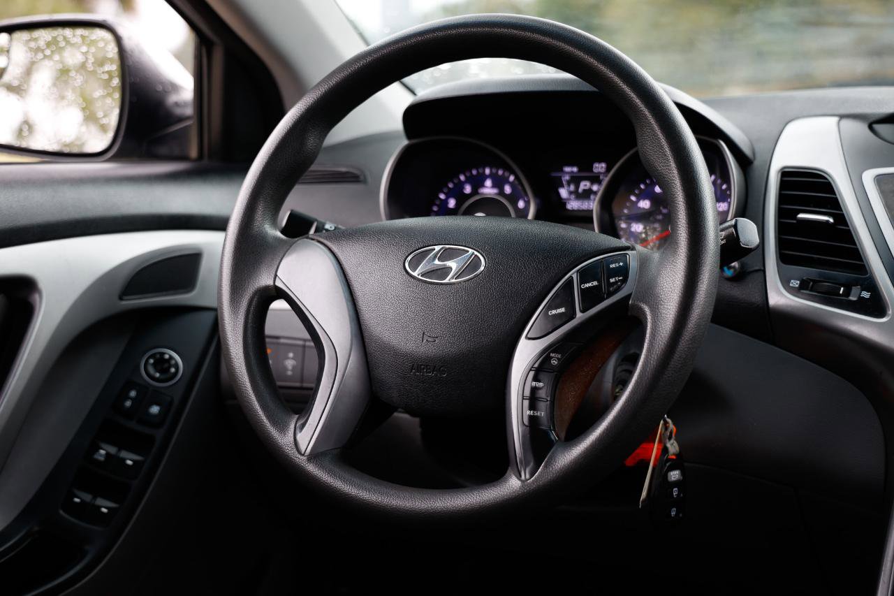 Used 2015 Hyundai Elantra SE image 25