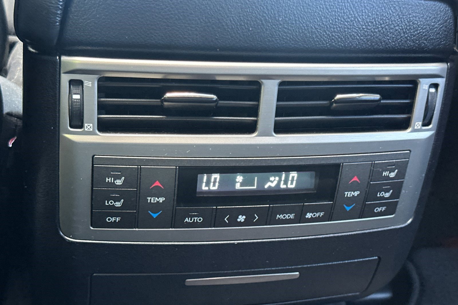 Used 2015 Lexus LX 570 4WD w/ Luxury Package image 16