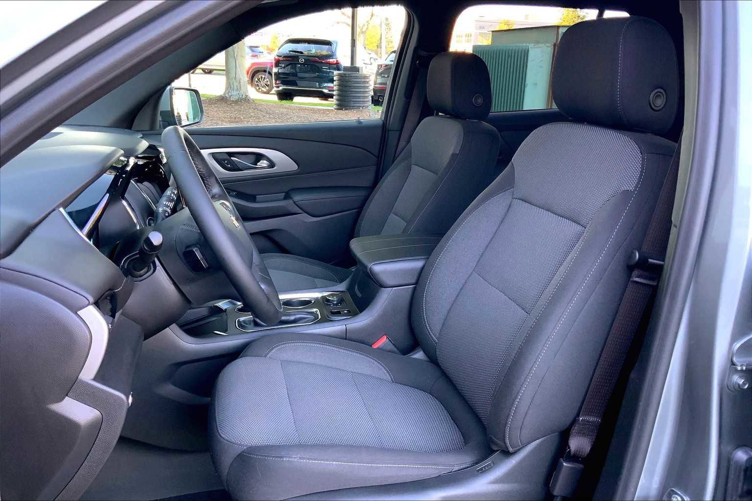Used 2023 Chevrolet Traverse LT image 8