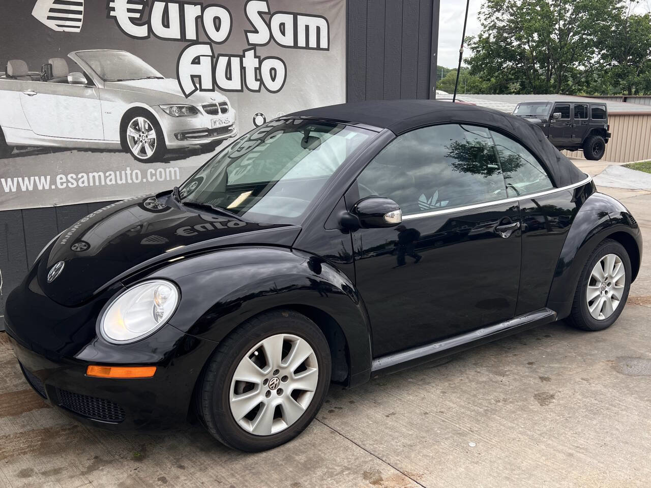 Used 2010 Volkswagen Beetle Convertible FWD image 8