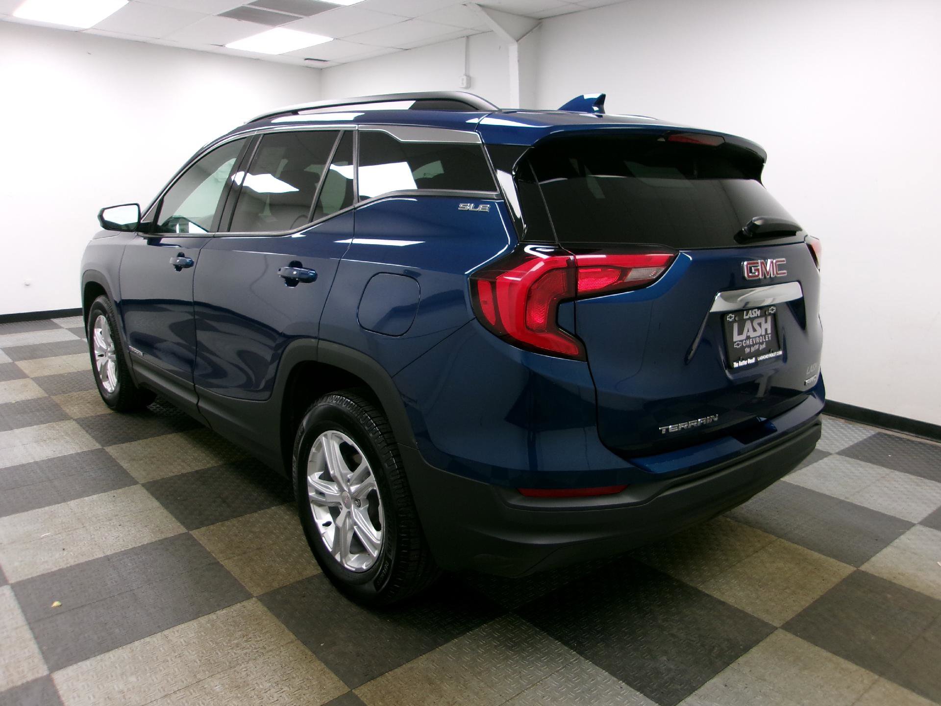 Used 2020 GMC Terrain SLE w/ Driver Convenience Package AWD/4WD image 2