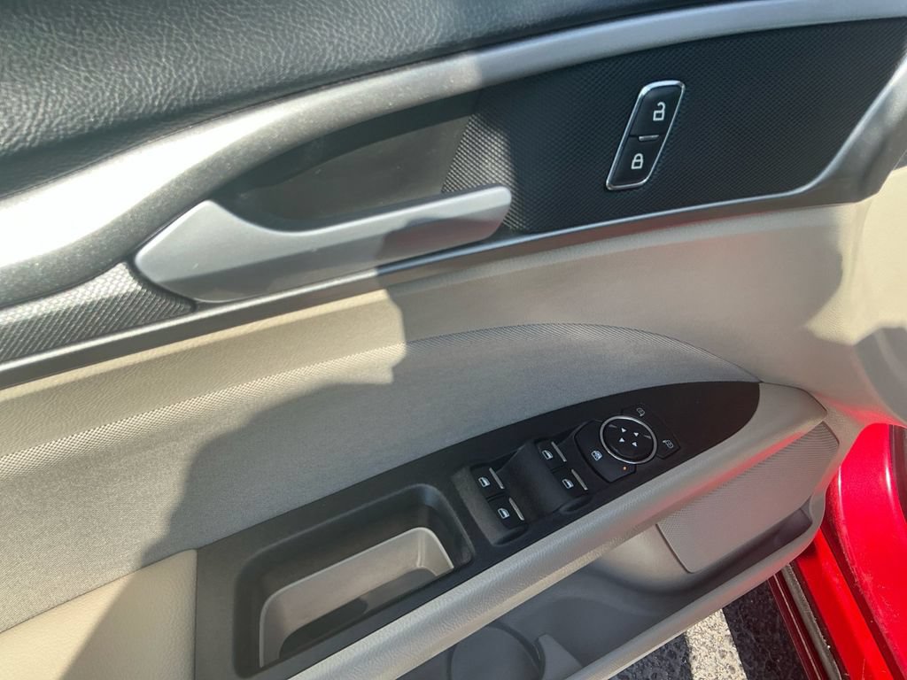 Used 2020 Ford Fusion SE FWD image 16