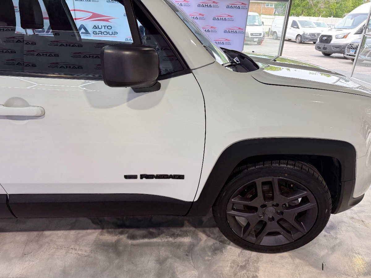 Used 2021 Jeep Renegade Latitude w/ Sun & Sound Group FWD image 4