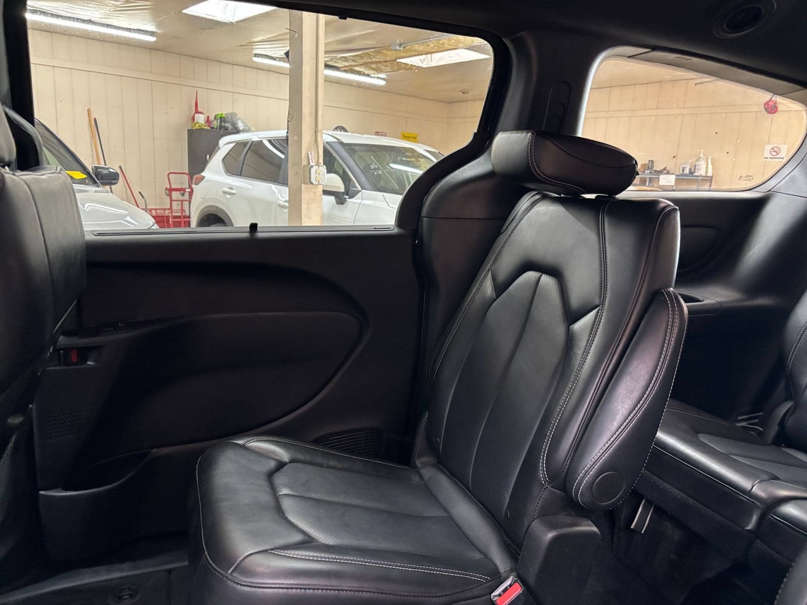 Used 2025 Chrysler Pacifica Select FWD image 41
