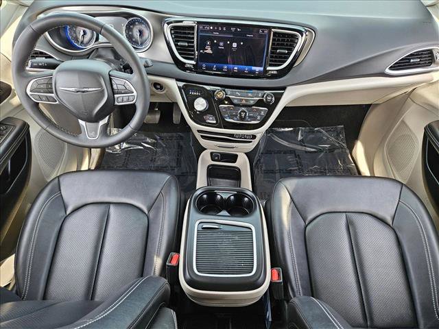 Used 2024 Chrysler Pacifica Touring-L image 16