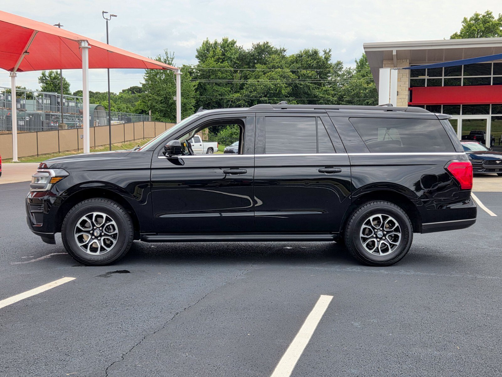 Used 2024 Ford Expedition Max XLT AWD/4WD image 2