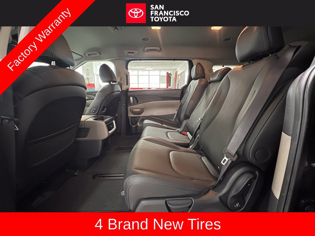 Used 2025 Kia Carnival EX FWD image 15