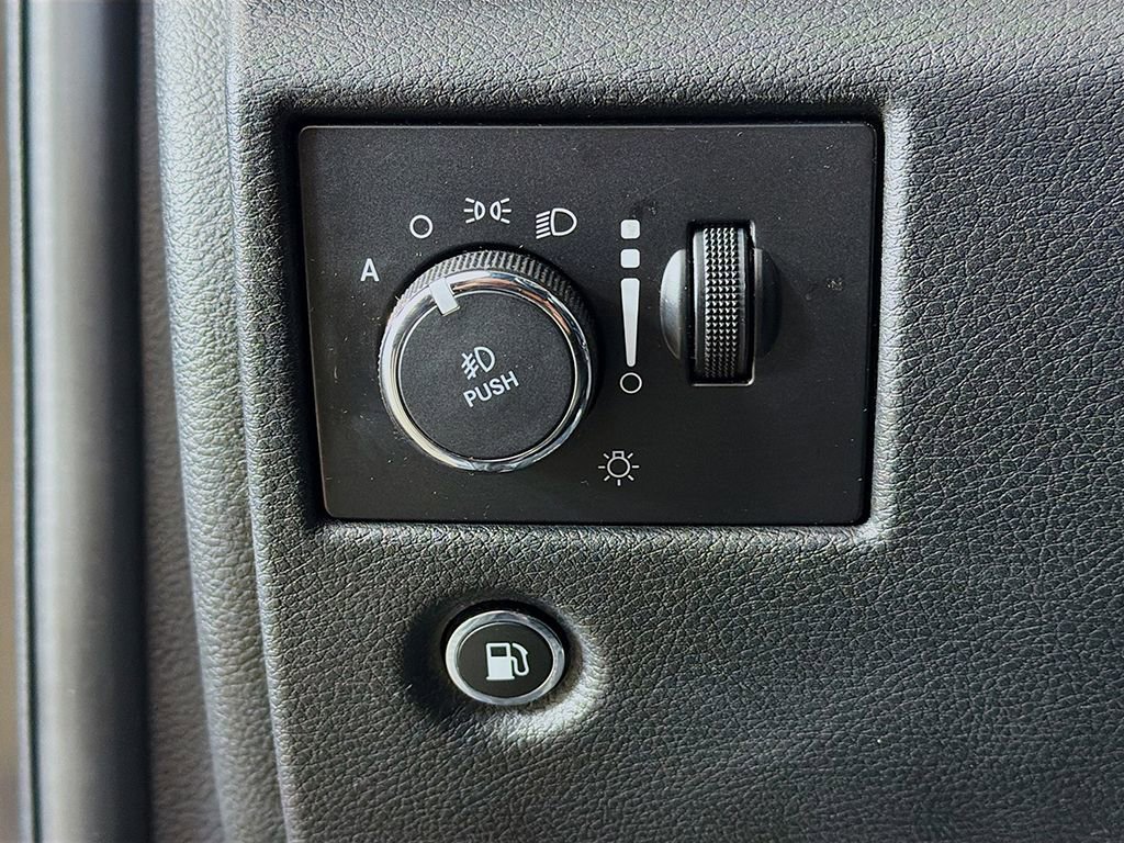 Used 2017 Jeep Grand Cherokee Altitude image 25