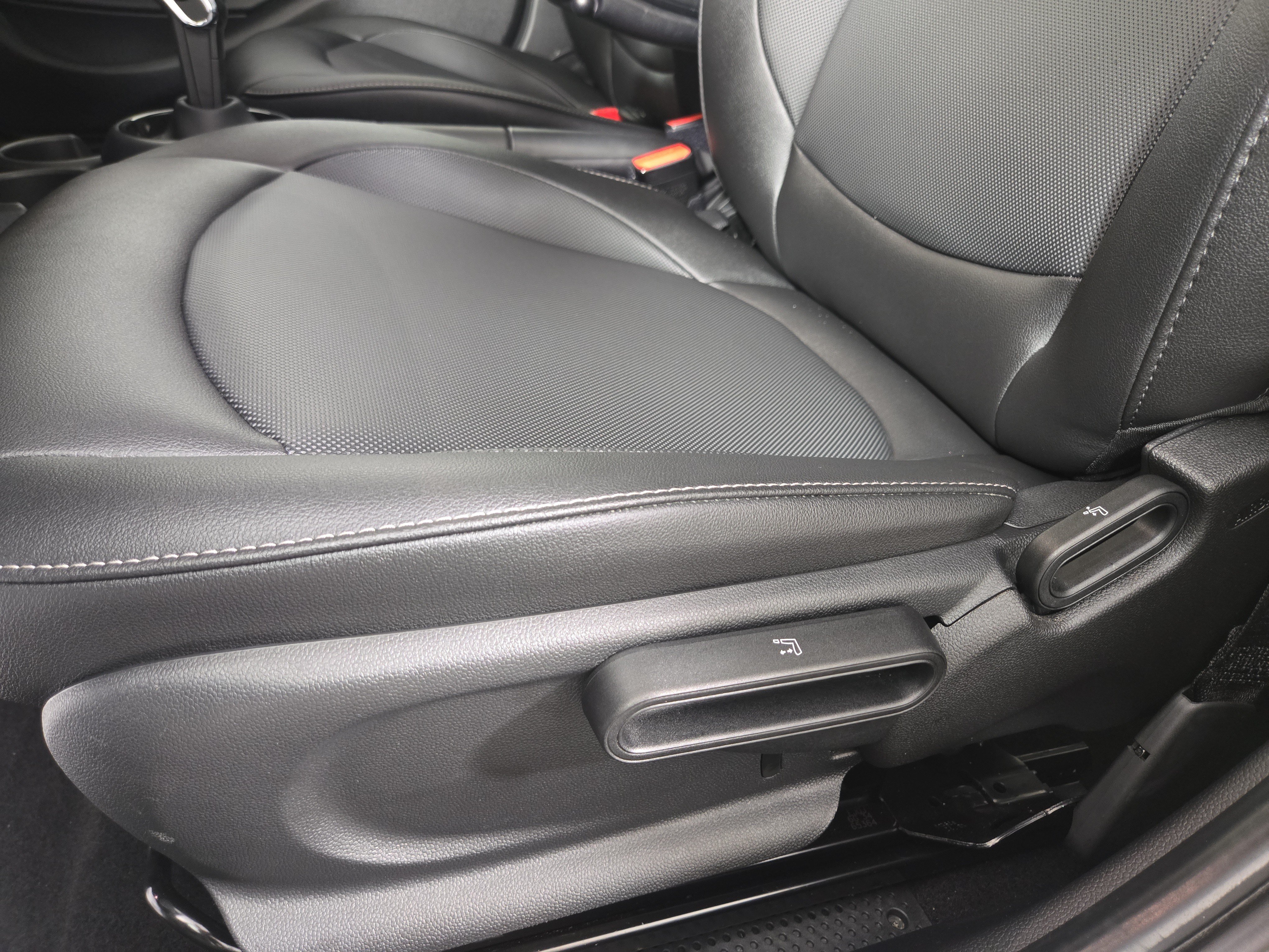 Used 2023 MINI Cooper 4-Door Hardtop FWD image 32