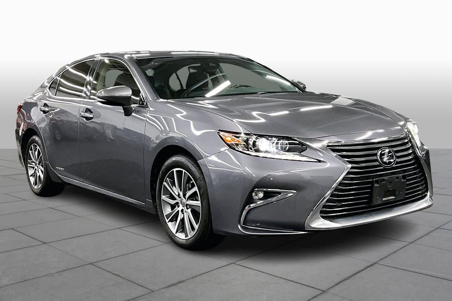 Used 2016 Lexus ES 300h w/ Luxury Package w/Wood Trim image 2