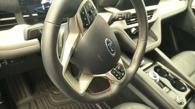Used 2025 Ford Explorer Active w/ Active Comfort Package AWD/4WD image 16