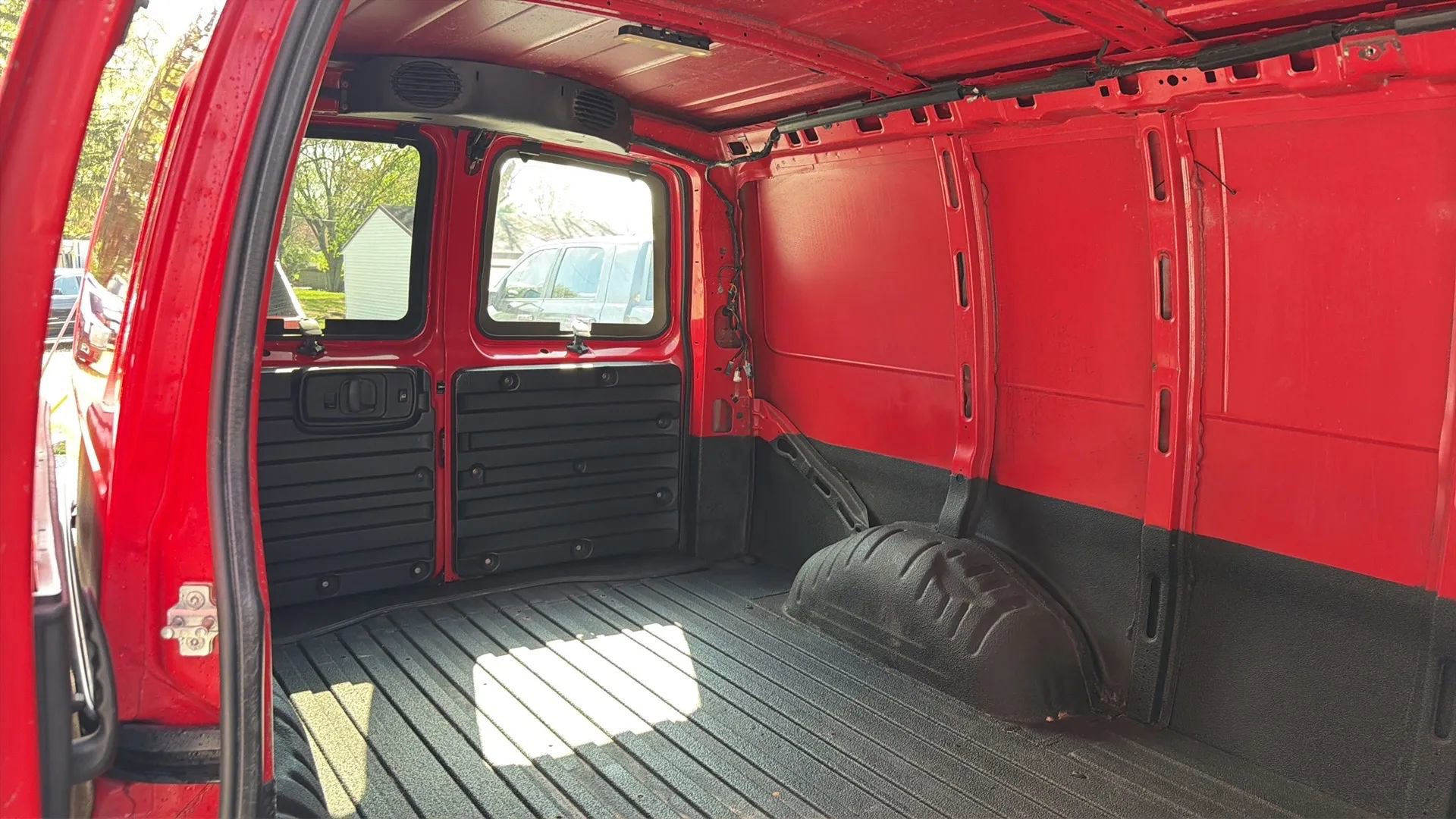 Used 2019 Chevrolet Express 3500 w/ Driver Convenience Package image 15