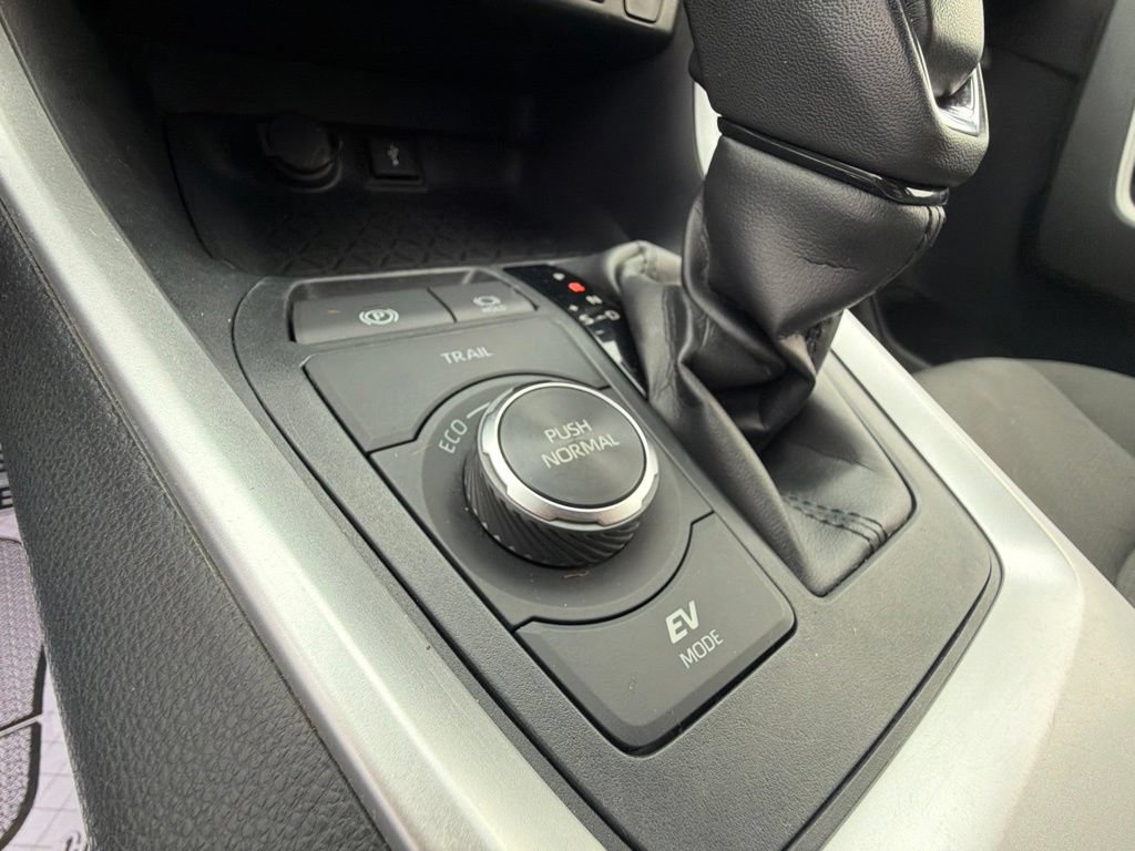 Used 2021 Toyota RAV4 XLE w/ XLE Grade Weather Package AWD/4WD image 27
