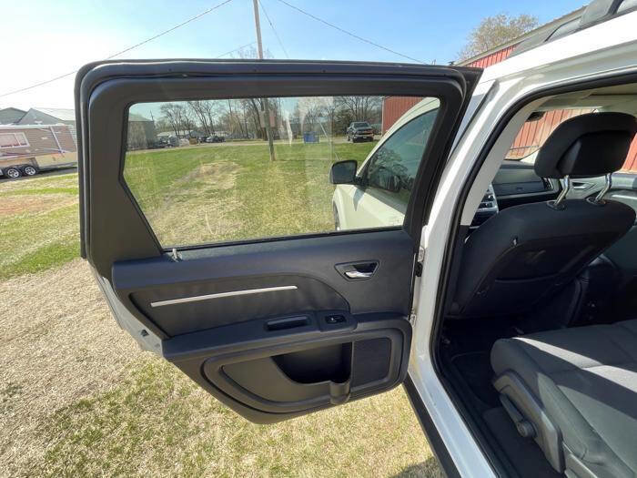 Used 2010 Dodge Journey SXT w/ Flexible Seating Group FWD image 24