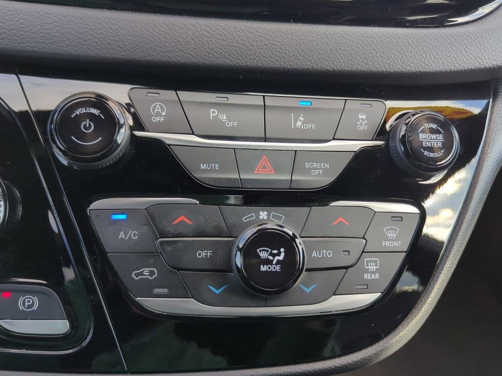 Used 2025 Chrysler Pacifica Select image 25