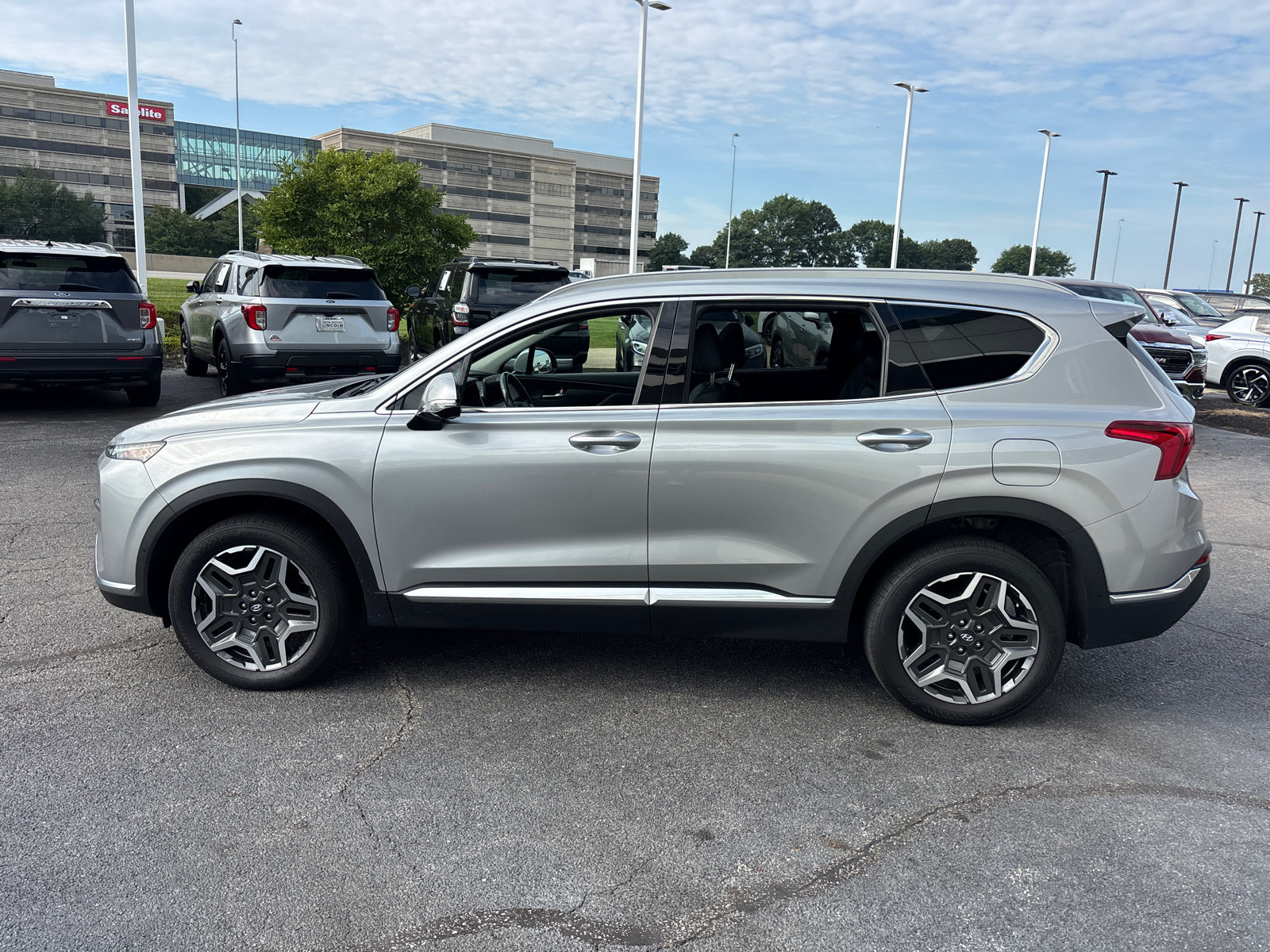 Used 2022 Hyundai Santa Fe Limited w/ Cargo Package AWD/4WD image 4