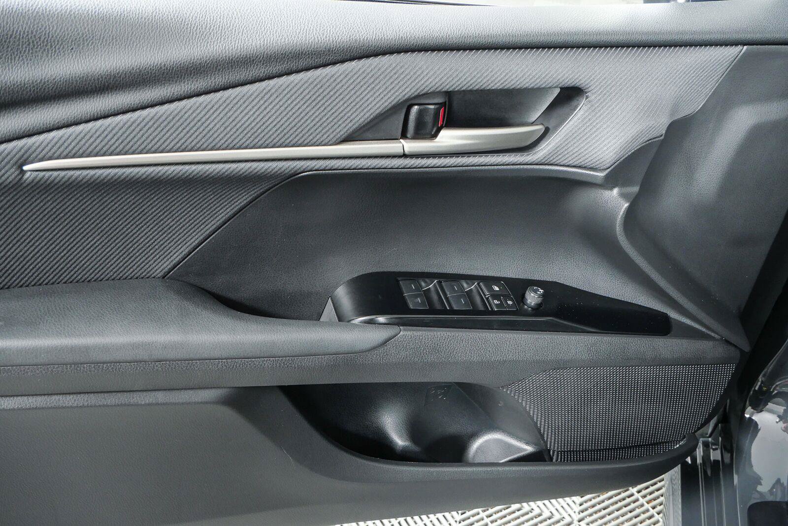 Used 2025 Toyota Camry SE w/ Convenience Package FWD image 6