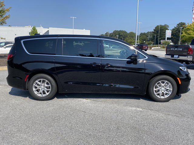 New 2026 Chrysler Pacifica Select image 3
