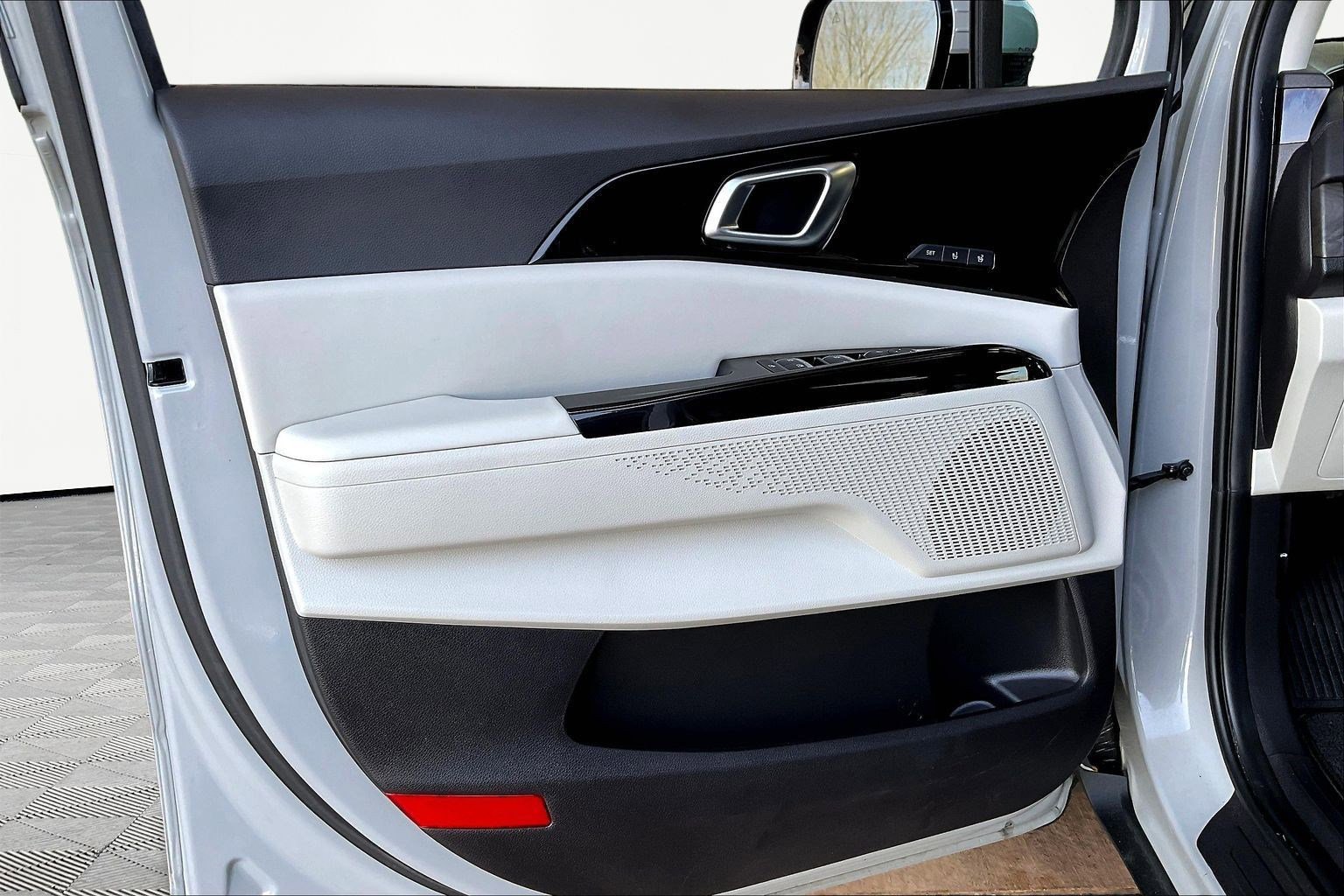 Used 2024 Kia Carnival SX image 19