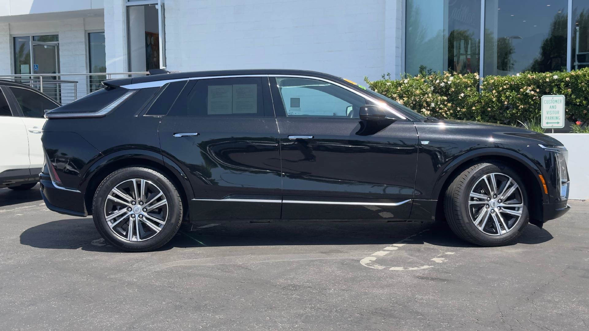 Used 2024 Cadillac Lyriq Luxury RWD image 3