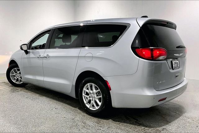 Used 2022 Chrysler Voyager LX image 4