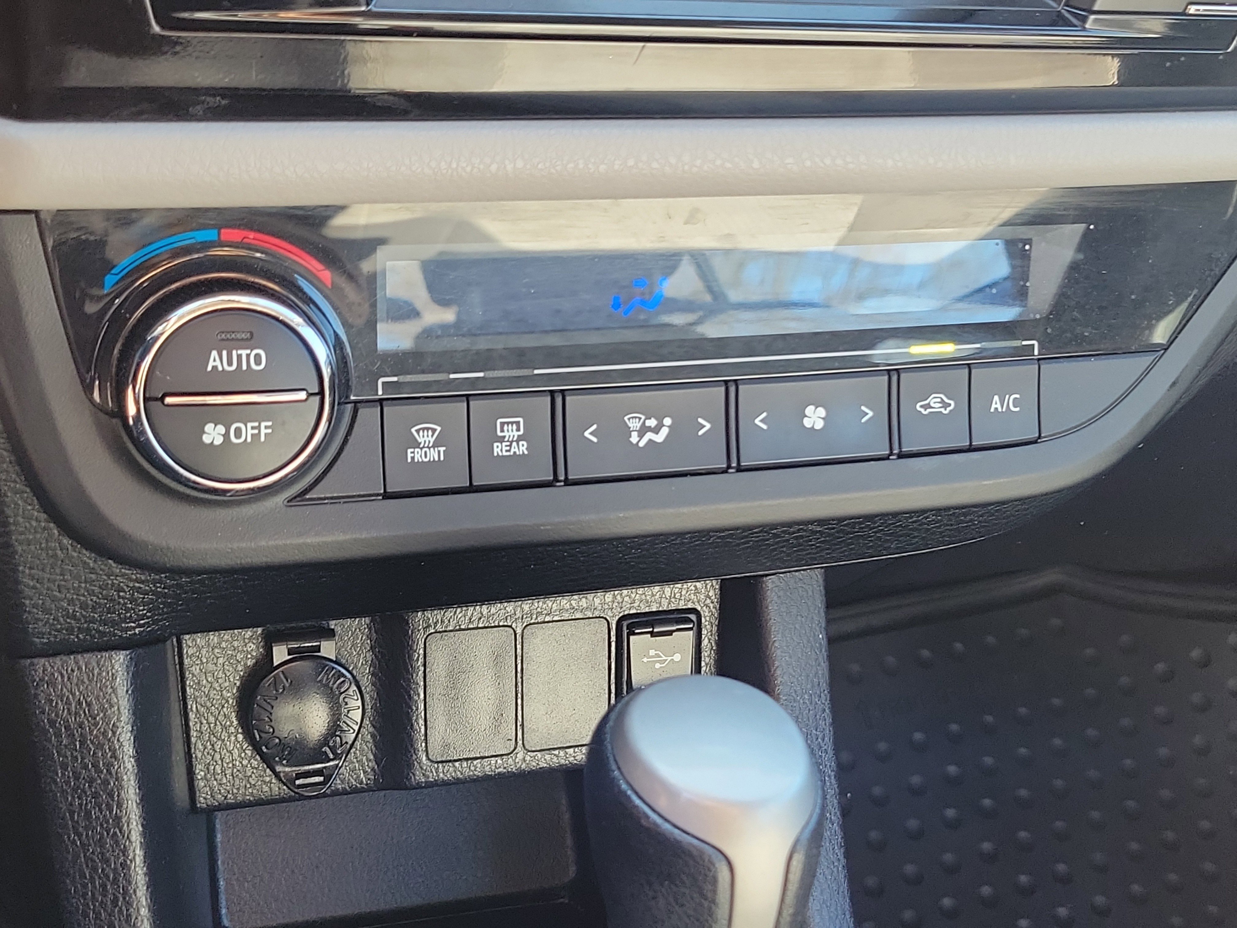 Used 2015 Toyota Corolla LE image 29