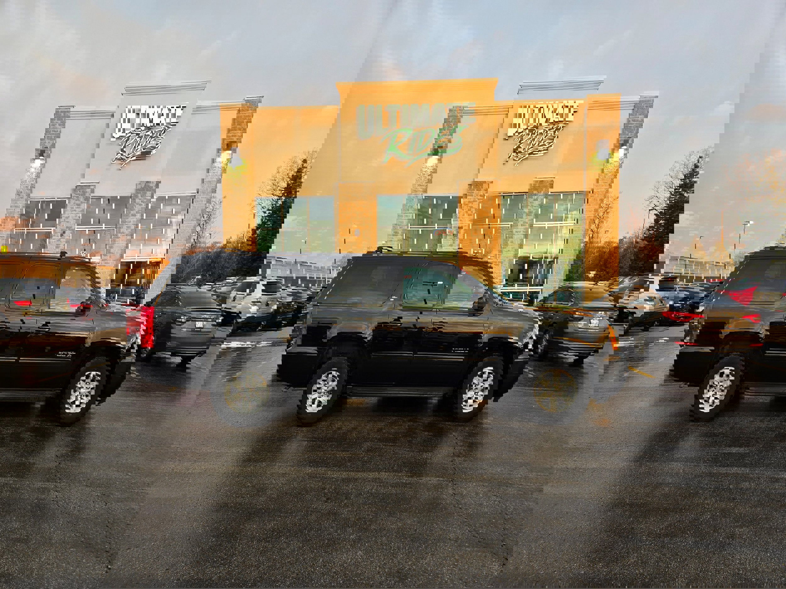 Used 2013 GMC Yukon XL SLT w/ SLT-2 Equipment Package image 1