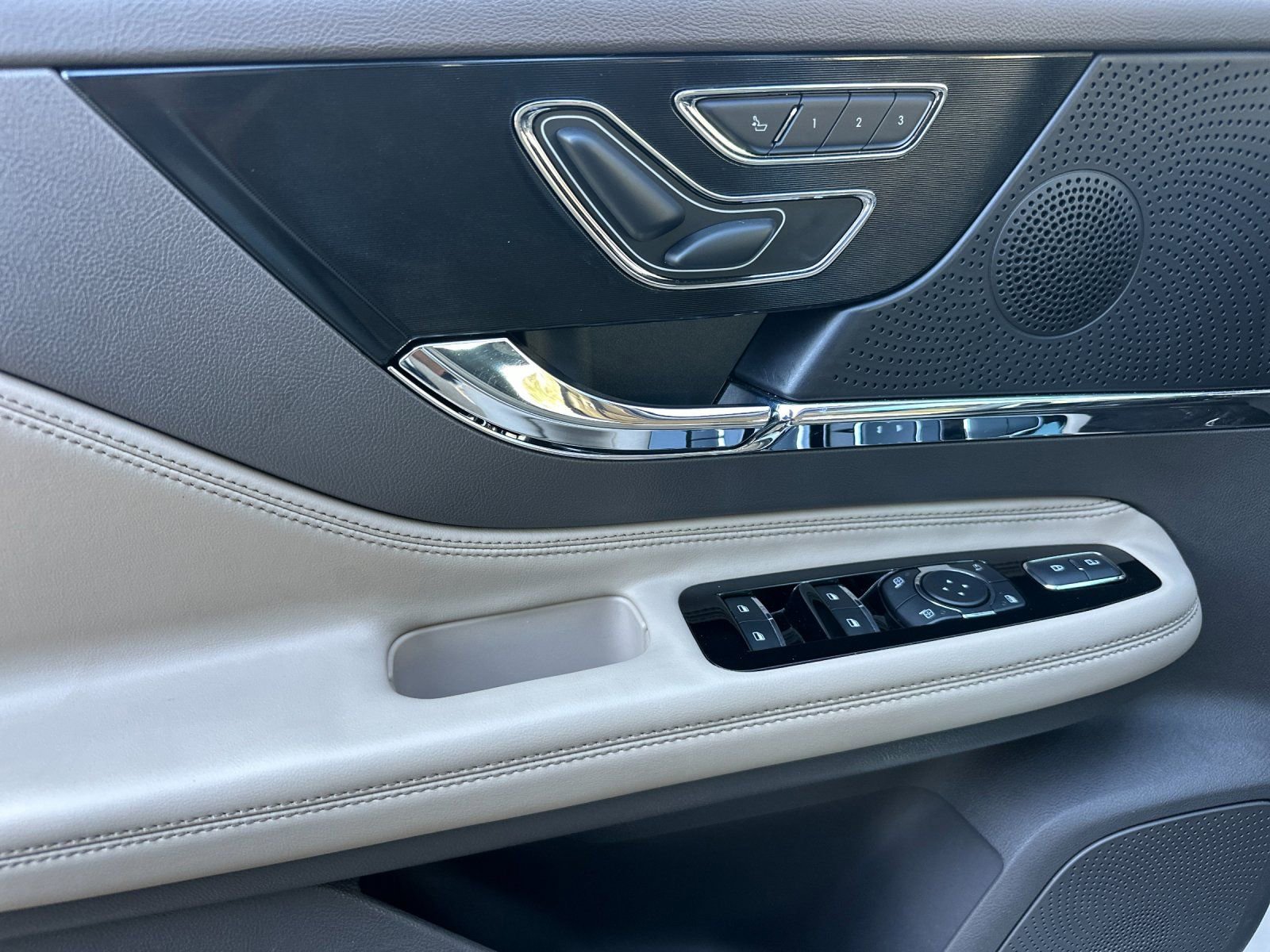 Used 2023 Lincoln Corsair Reserve image 12