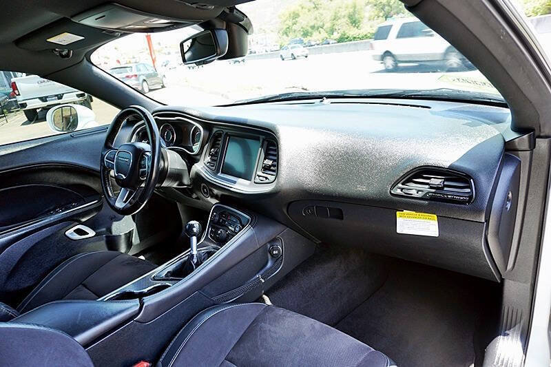 Used 2015 Dodge Challenger R/T Scat Pack w/ Scat Pack Appearance Package RWD image 11