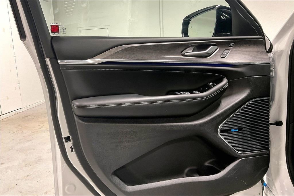 Used 2024 Jeep Grand Cherokee Overland w/ Luxury Tech Group IV image 21