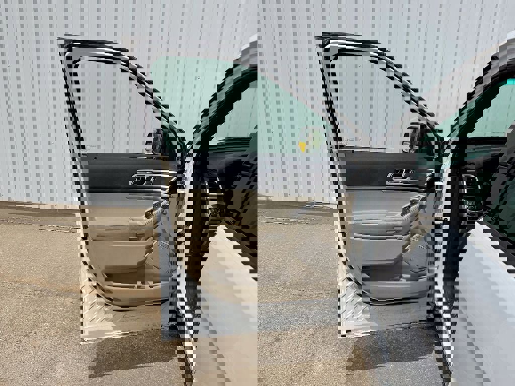 Used 2014 Ford Explorer XLT w/ Equipment Group 202A AWD/4WD image 15