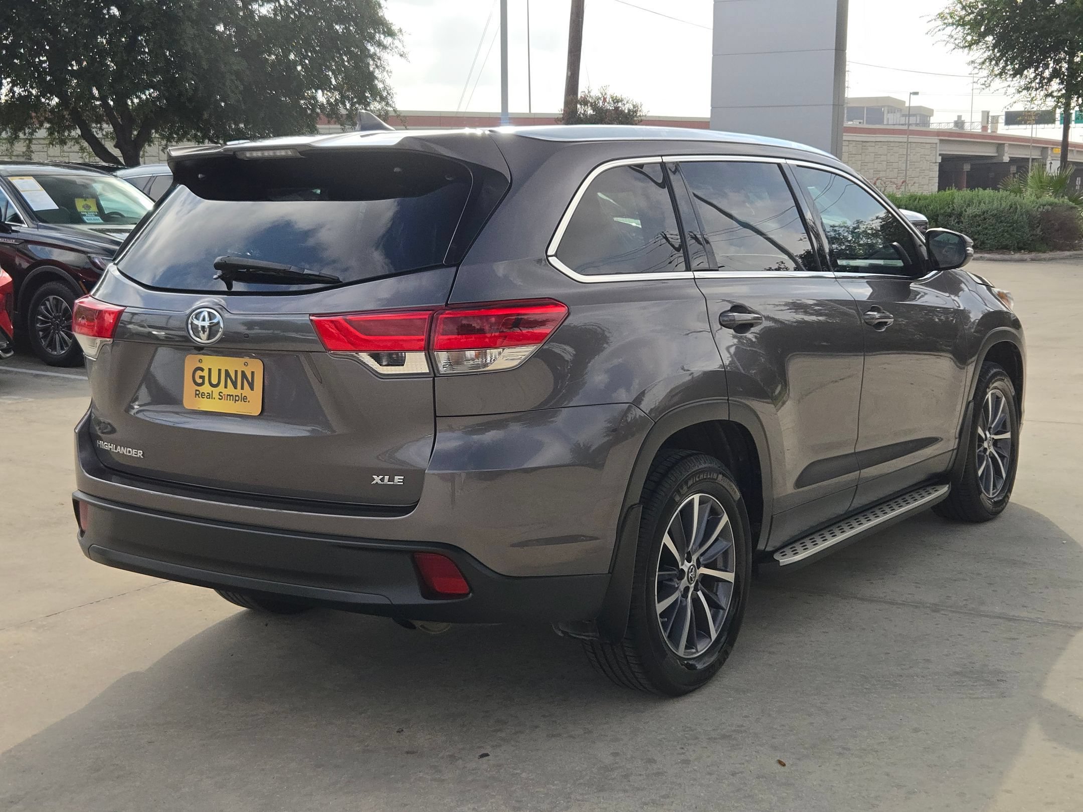Used 2019 Toyota Highlander XLE FWD image 3