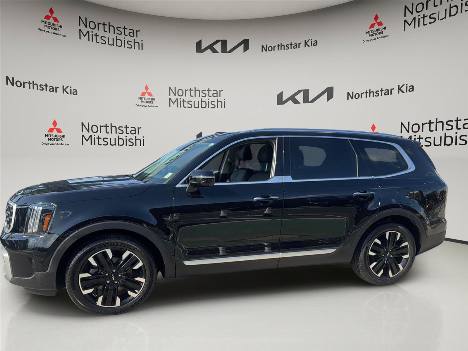 Used 2023 Kia Telluride SX AWD/4WD image 2