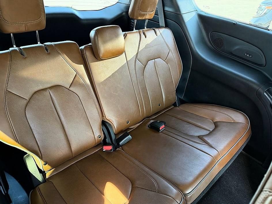 Used 2019 Chrysler Pacifica Limited w/ Tire & Wheel Group FWD image 10
