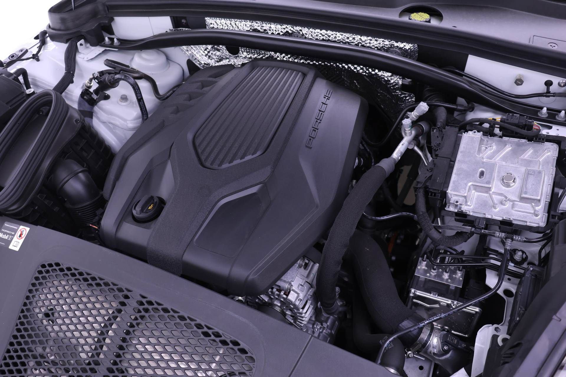 Used 2025 Porsche Macan AWD/4WD image 24