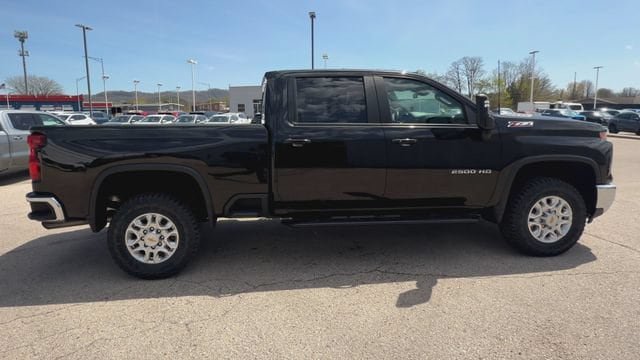 Used 2024 Chevrolet Silverado 2500 LT AWD/4WD image 14