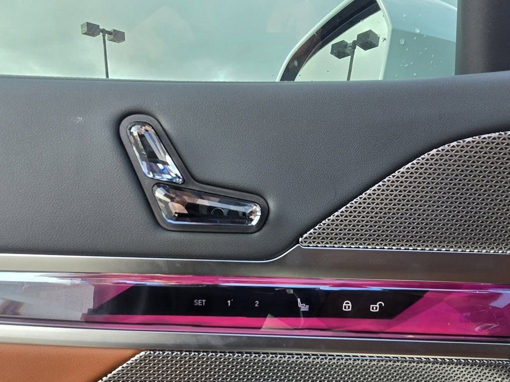 Used 2024 BMW i7 xDrive60 image 24