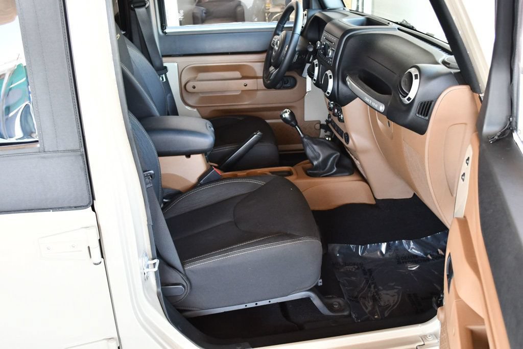 Used 2018 Jeep Wrangler Unlimited Rubicon w/ Connectivity Group AWD/4WD image 46
