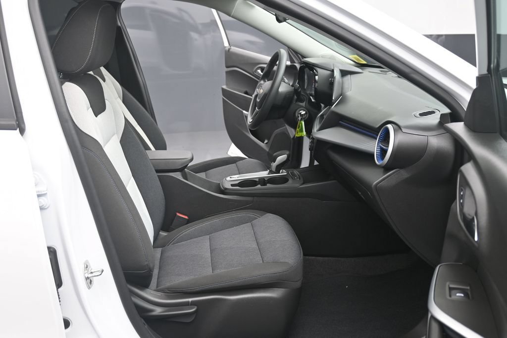 Certified 2025 Chevrolet Trax LS w/ LS Convenience Package FWD image 11