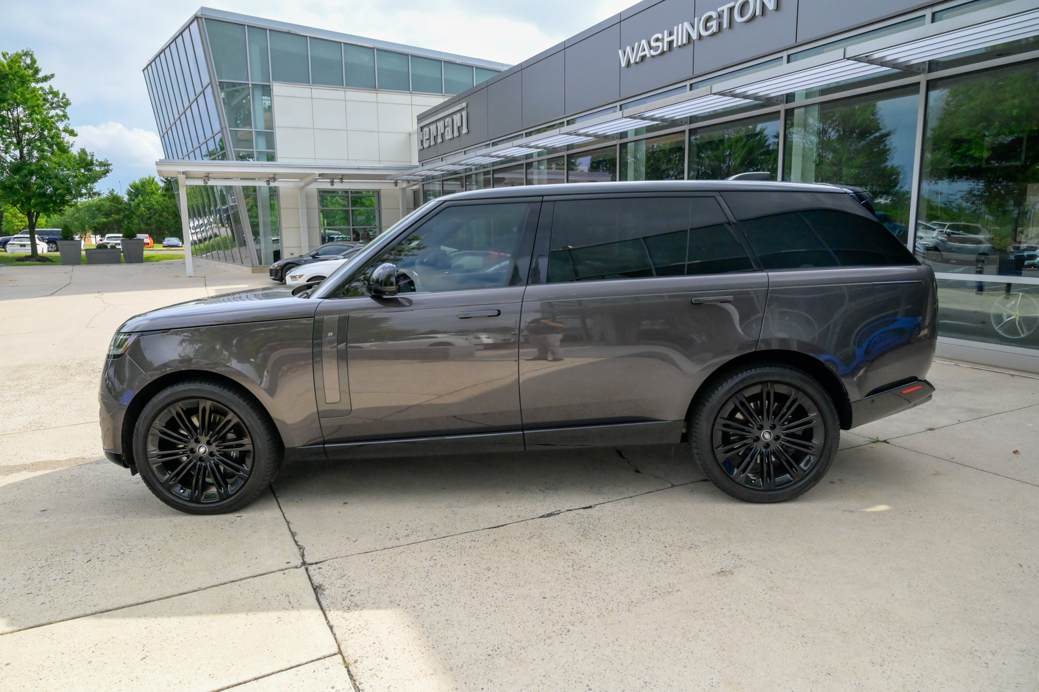 Used 2023 Land Rover Range Rover Long Wheelbase First Edition AWD/4WD image 8